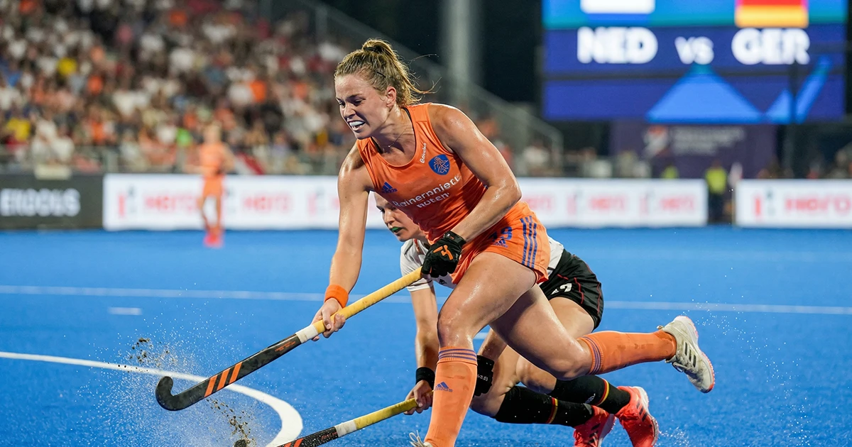 Veldhockeyer tijdens intensieve wedstrijd