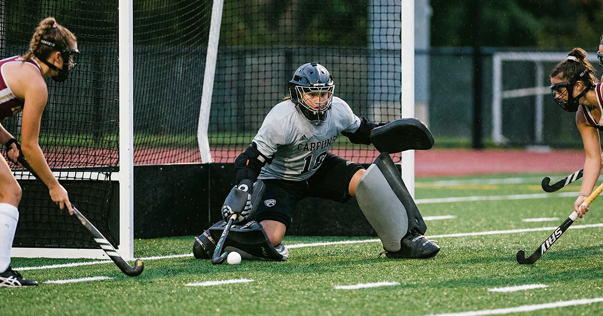 Hockeykeeper in verdedigende positie bij strafcorner